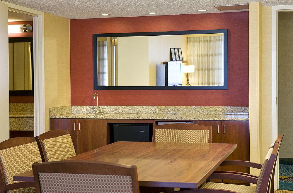 Courtyard By Marriott Denver Airport Екстериор снимка