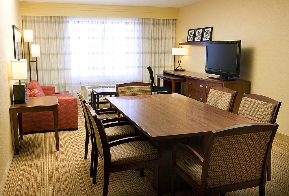 Courtyard By Marriott Denver Airport Екстериор снимка