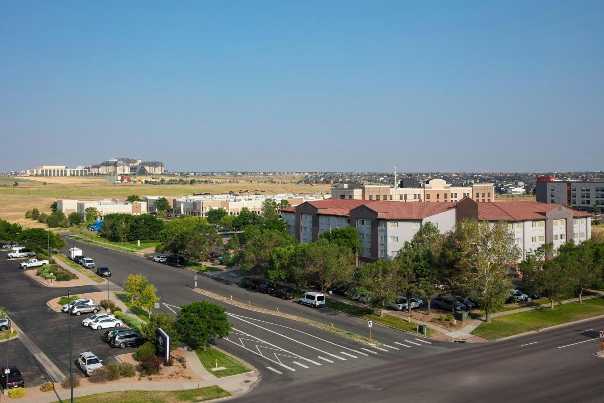 Courtyard By Marriott Denver Airport Екстериор снимка