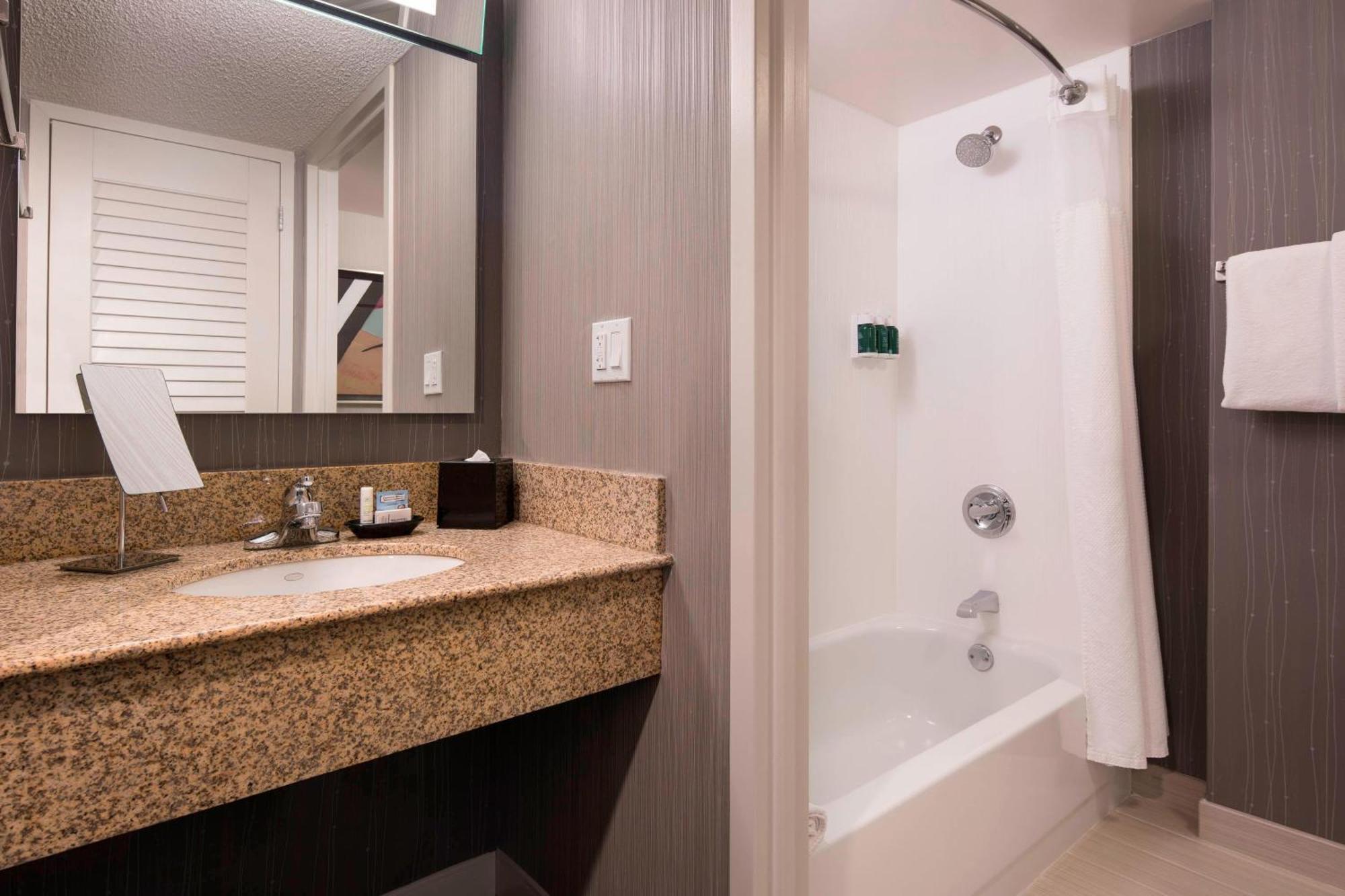Courtyard By Marriott Denver Airport Екстериор снимка