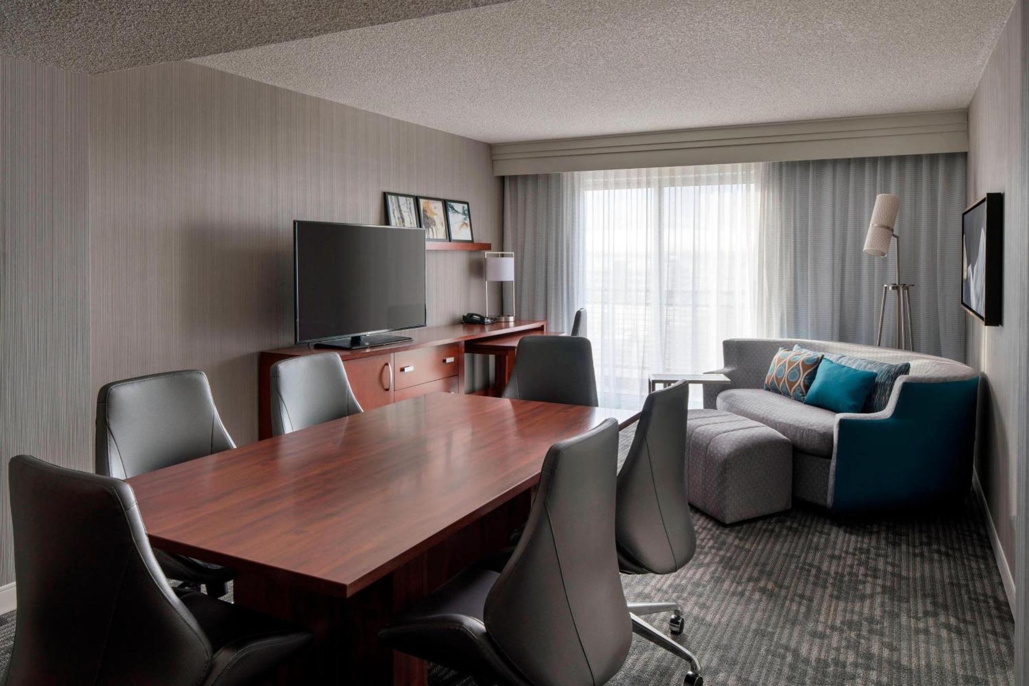 Courtyard By Marriott Denver Airport Екстериор снимка
