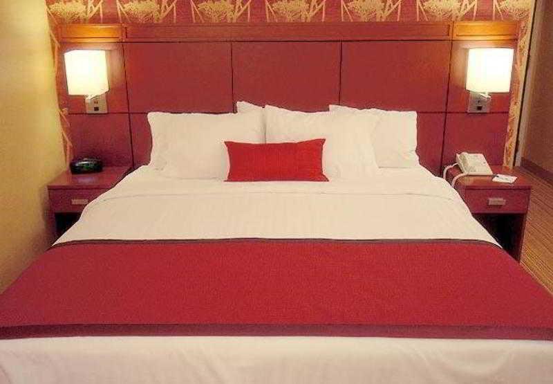 Courtyard By Marriott Denver Airport Стая снимка