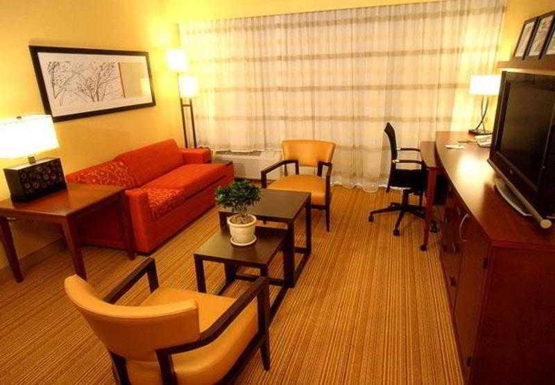 Courtyard By Marriott Denver Airport Стая снимка